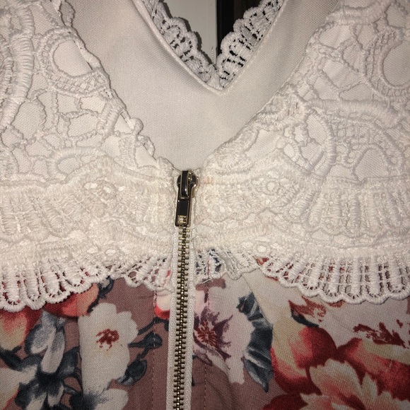 Lace and flower dress with gold hardware✨🌸🌺🌼 - Picture 3 of 6